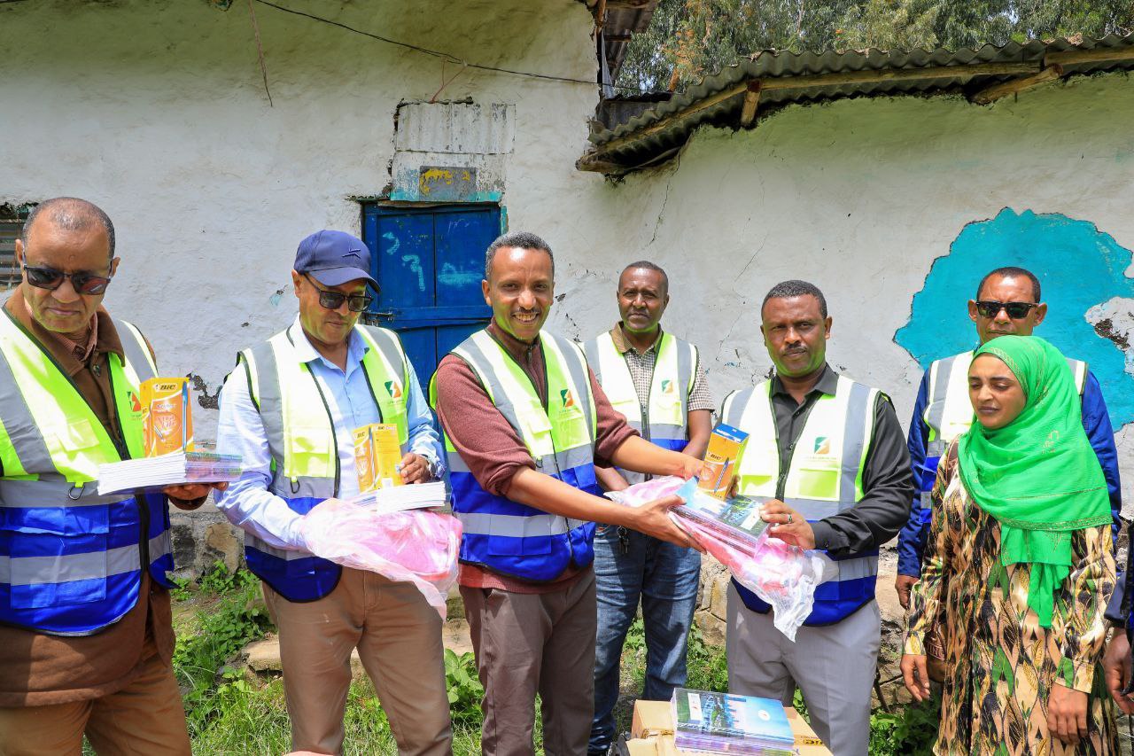 ተቋሙ ከ8 መቶ ሺህ ብር በላይ በሚገመት ወጪ የትምህርት ግብዐቶች ድጋፍ አደረገ