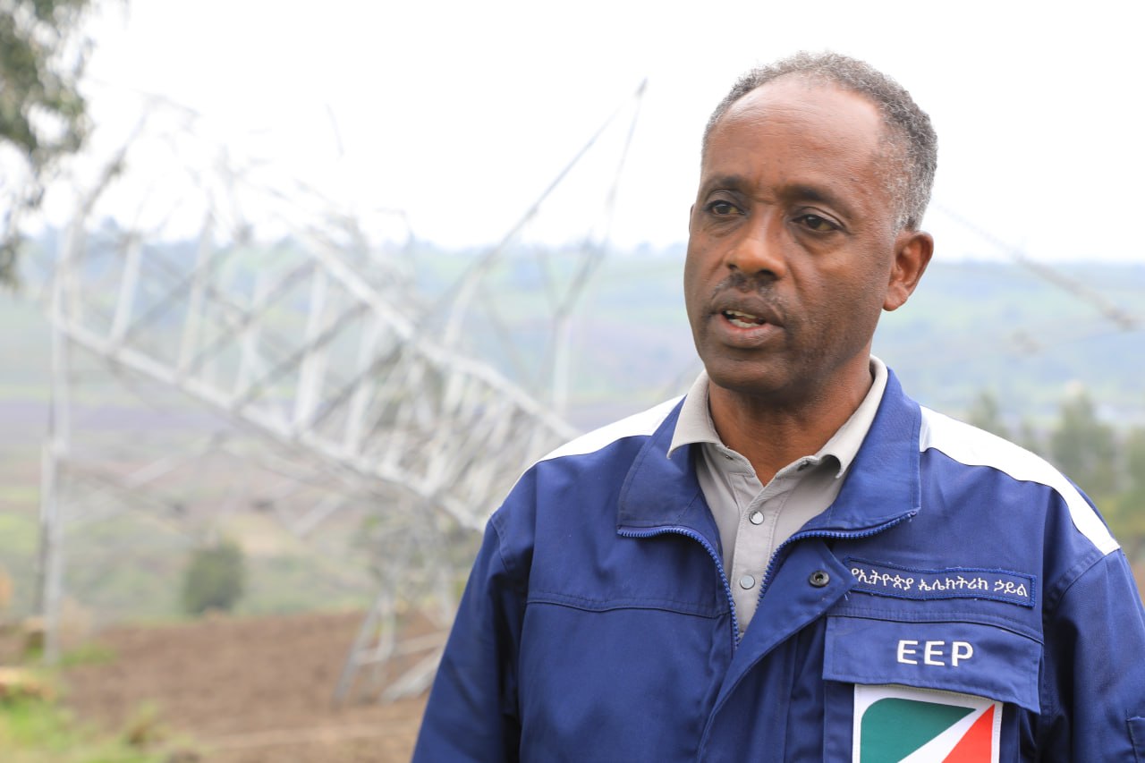 በከባድ ንፋስ ምክንያት የኃይል ተሸካሚ የብረት ምሰሶዎች ወደቁ